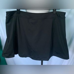Slazenger Golf Skort- Pleated in the back
Zippered back pocket - Woman’s Size XL